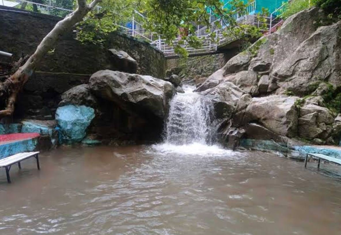 Jangeshu Waterfall Near Kasauli